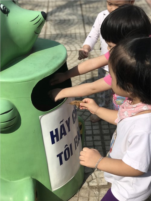 Các bé MGB C3 tham gia vệ sinh môi trường cùng cô